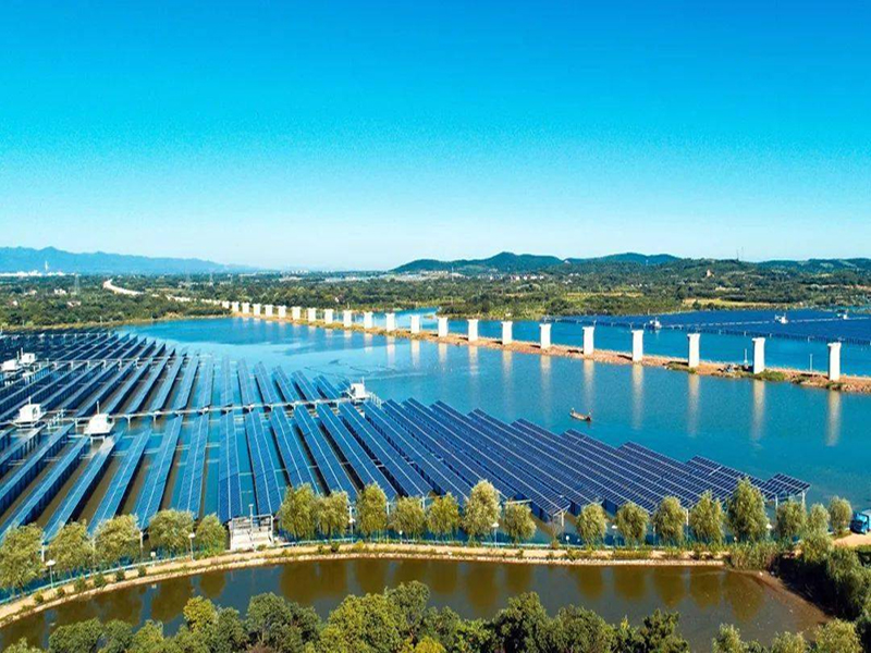 今年会jinnianhui电气丨适用210组件的浮动智能汇流箱助力马来西亚20MW浮动太阳能光伏电站